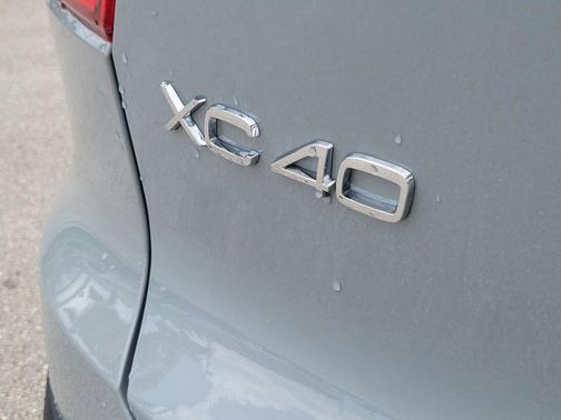 Vapour Grey Metallic 2025 Volvo XC40 B5 Core Bright Theme