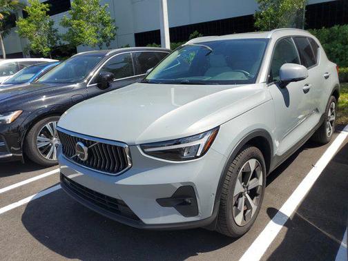 2024 Volvo XC40 B5 Plus Bright Theme