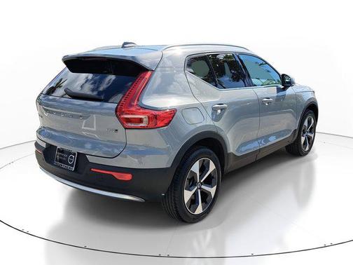 2024 Volvo XC40 B5 Plus Bright Theme