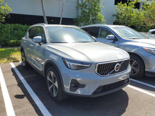 2024 Volvo XC40 B5 Plus Bright Theme