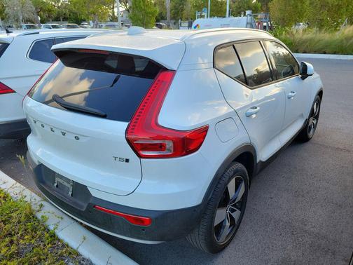 2019 Volvo XC40 T5 Momentum