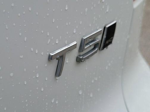 2019 Volvo XC40 T5 Momentum