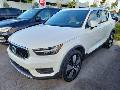 2019 Volvo XC40 T5 Momentum