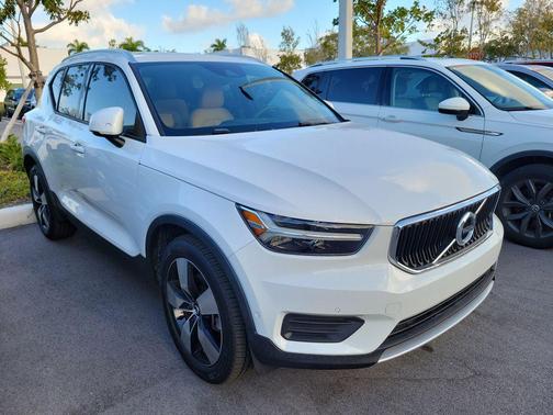 2019 Volvo XC40 T5 Momentum