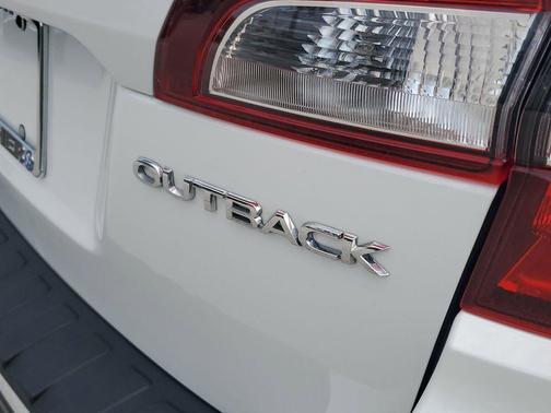 Crystal White Pearl 2018 Subaru Outback 2.5i Touring