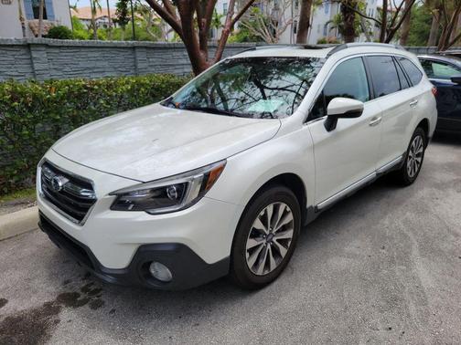Crystal White Pearl 2018 Subaru Outback 2.5i Touring