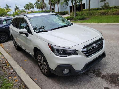 Crystal White Pearl 2018 Subaru Outback 2.5i Touring