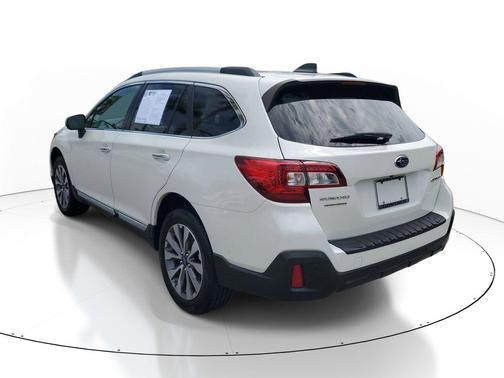 Crystal White Pearl 2018 Subaru Outback 2.5i Touring