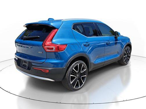 2023 Volvo XC40 B5 Ultimate Bright Theme