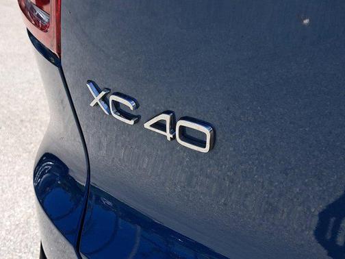 2023 Volvo XC40 B5 Ultimate Bright Theme