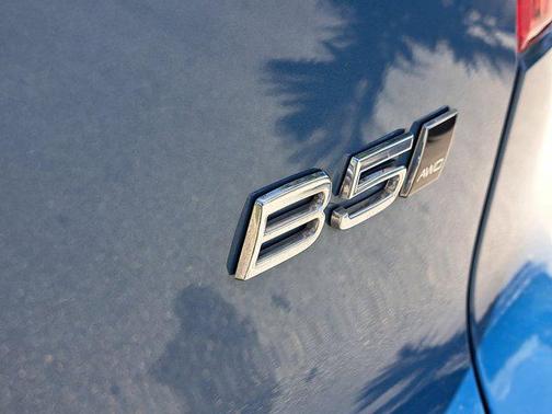 2023 Volvo XC40 B5 Ultimate Bright Theme