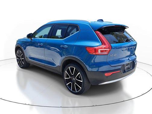 2023 Volvo XC40 B5 Ultimate Bright Theme