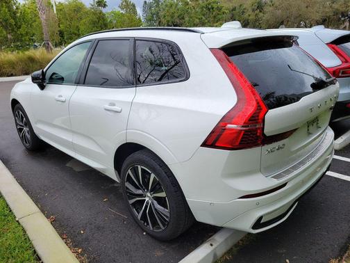 2024 Volvo XC60 B5 Plus Dark Theme