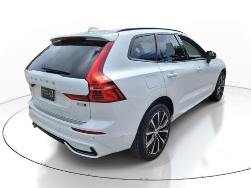 Crystal White Metallic 2024 Volvo XC60 B5 Plus Dark Theme