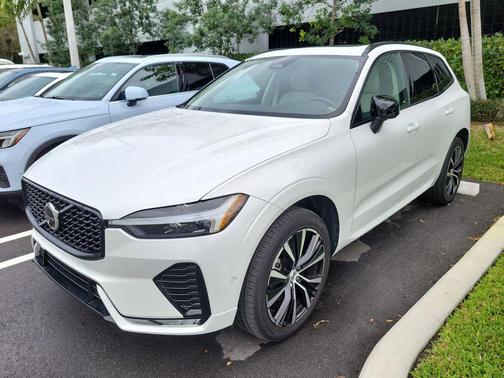 2024 Volvo XC60 B5 Plus Dark Theme