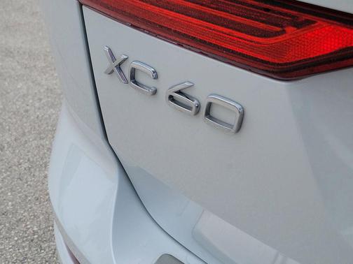 Crystal White Metallic 2024 Volvo XC60 B5 Plus Dark Theme