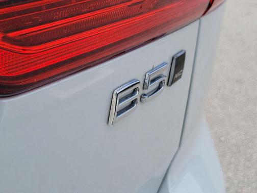 Crystal White Metallic 2024 Volvo XC60 B5 Plus Dark Theme