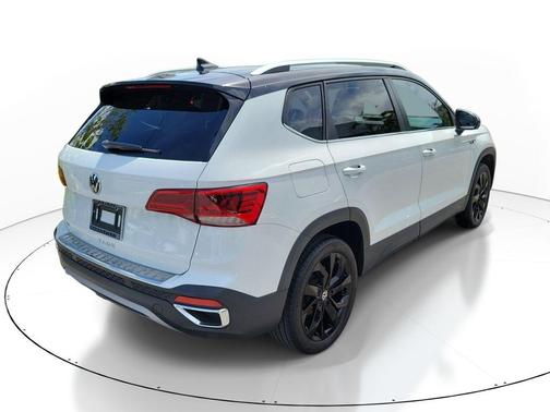 White 2024 Volkswagen Taos 1.5T SE
