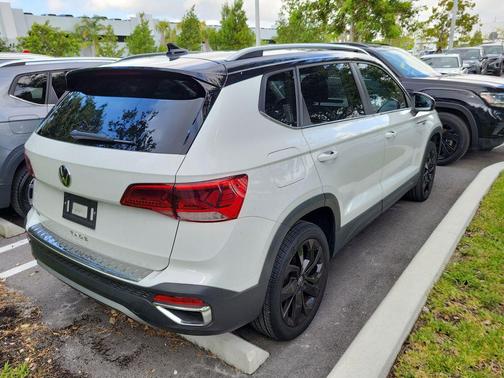 White 2024 Volkswagen Taos 1.5T SE