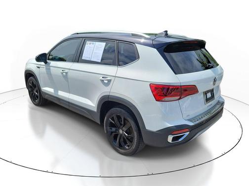 White 2024 Volkswagen Taos 1.5T SE