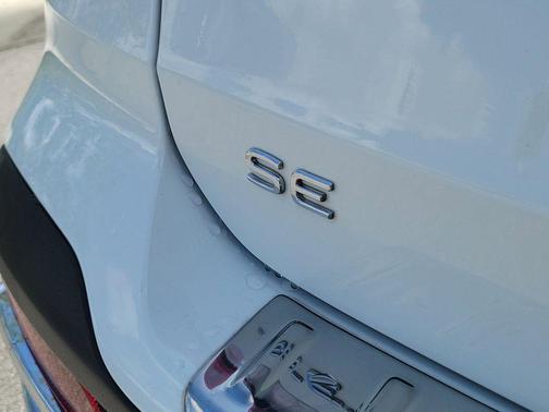 White 2024 Volkswagen Taos 1.5T SE