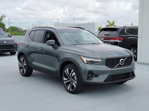 Forest Lake 2026 Volvo XC40 Plus, B5 AWD Gas (mild hybrid), Dark