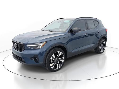 2026 Volvo XC40 Plus, B4 FWD Gas (mild hybrid), Dark