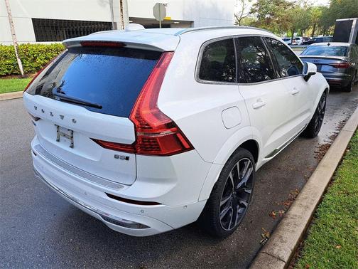 2023 Volvo XC60 B5 Ultimate Bright Theme