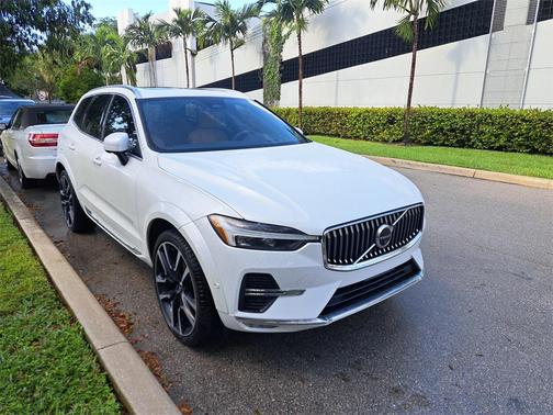 2023 Volvo XC60 B5 Ultimate Bright Theme