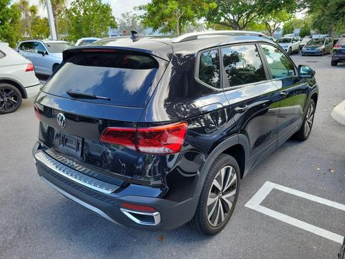 Deep Black Pearl 2023 Volkswagen Taos 1.5T SE