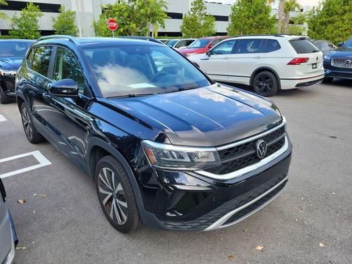 Deep Black Pearl 2023 Volkswagen Taos 1.5T SE