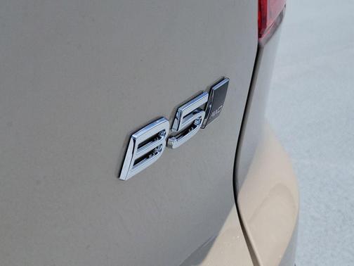 Sand Dune Metallic 2026 Volvo XC40 Plus, B5 AWD Gas (mild hybrid), Dark