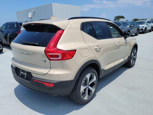 Sand Dune Metallic 2026 Volvo XC40 Plus, B5 AWD Gas (mild hybrid), Dark