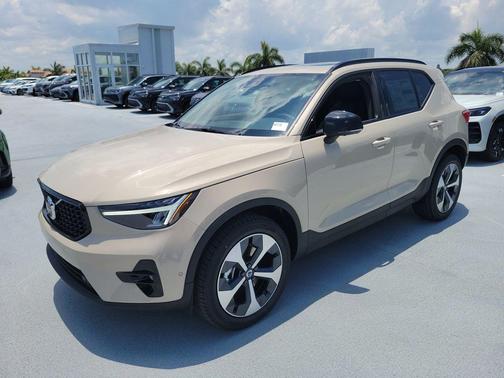 Sand Dune Metallic 2026 Volvo XC40 Plus, B5 AWD Gas (mild hybrid), Dark