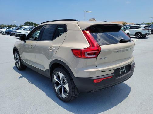 Sand Dune Metallic 2026 Volvo XC40 Plus, B5 AWD Gas (mild hybrid), Dark