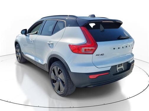 2026 Volvo XC40 Black Edition Ultra, B5 AWD Gas (mild hybrid)