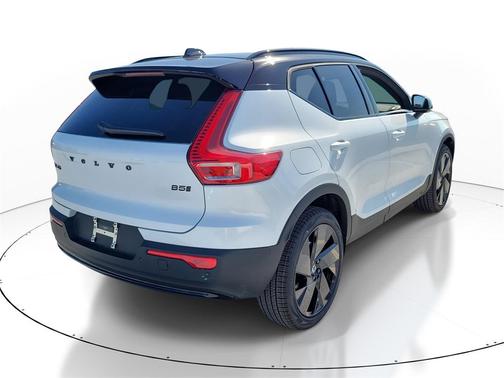 2026 Volvo XC40 Black Edition Ultra, B5 AWD Gas (mild hybrid)