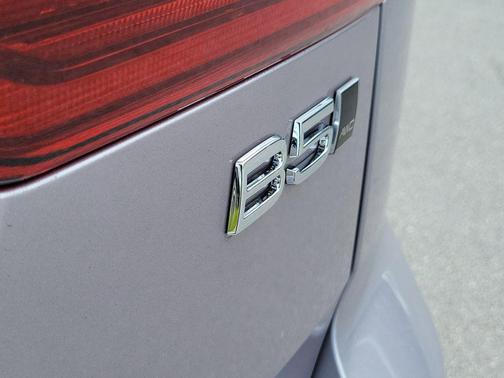 Aurora Silver 2026 Volvo XC60 B5 Core