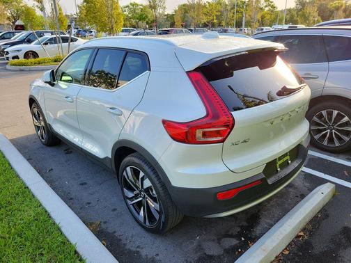 2023 Volvo XC40 B5 Plus Bright Theme