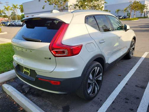 2023 Volvo XC40 B5 Plus Bright Theme