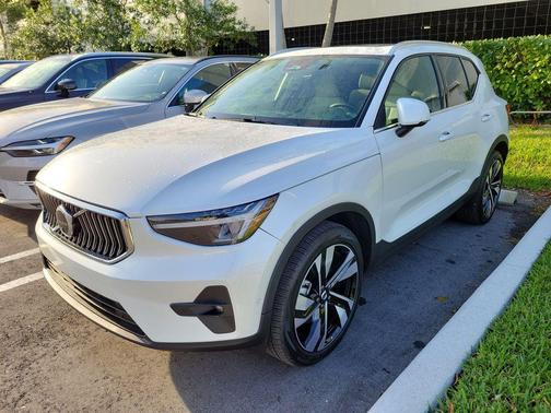 2023 Volvo XC40 B5 Plus Bright Theme