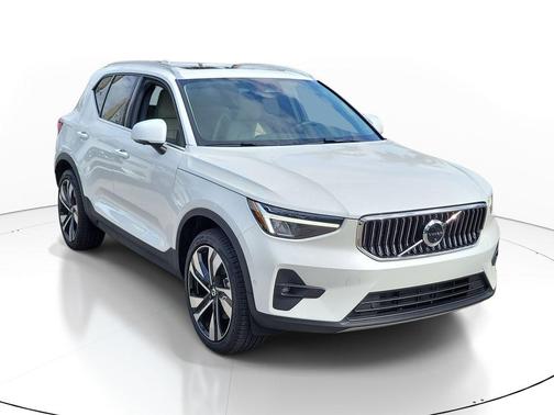 Crystal White Metallic 2023 Volvo XC40 B5 Plus Bright Theme