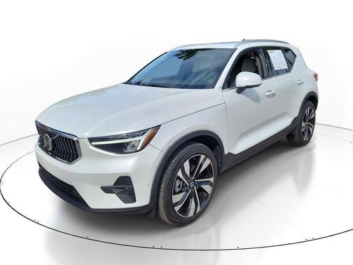Crystal White Metallic 2023 Volvo XC40 B5 Plus Bright Theme