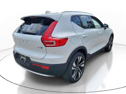 Crystal White Metallic 2023 Volvo XC40 B5 Plus Bright Theme