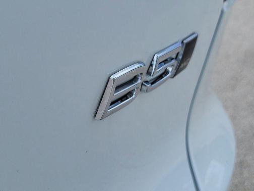 Crystal White Metallic 2023 Volvo XC40 B5 Plus Bright Theme