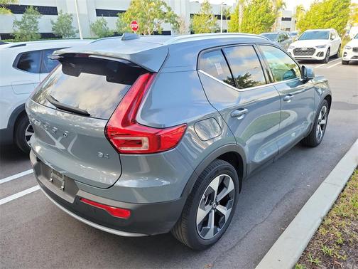 2023 Volvo XC40 B4 Plus Bright Theme