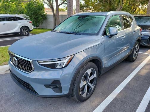 2023 Volvo XC40 B4 Plus Bright Theme