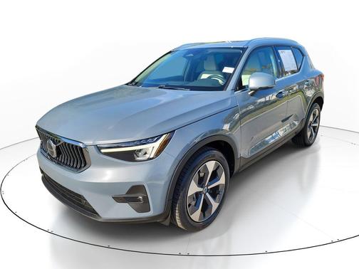 2023 Volvo XC40 B4 Plus Bright Theme
