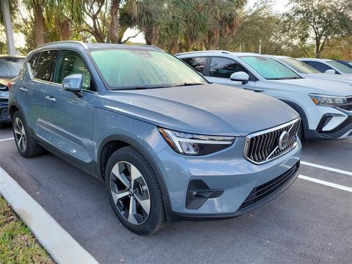 2023 Volvo XC40 B4 Plus Bright Theme