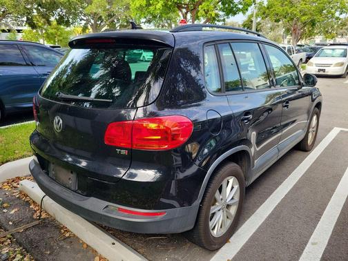 Deep Black Pearl Metallic 2018 Volkswagen Tiguan Limited 2.0T